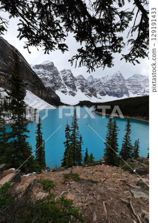 Spectacular view of Moraine Lake in Banff National Park, Canada 129191433