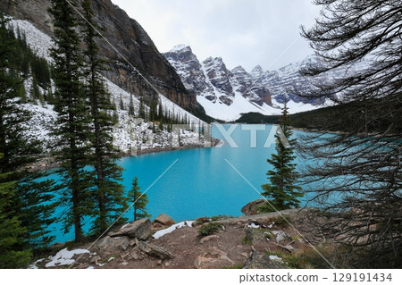 Spectacular view of Moraine Lake in Banff National Park, Canada 129191434