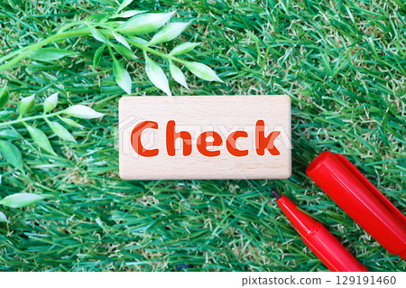 紅色字母“Check”和紅筆的圖片 紅色字母“Check”和紅筆的圖片 129191460