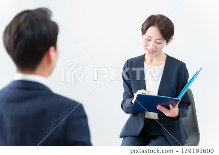 Business people receiving counseling 129191600