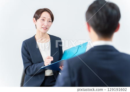 接受諮詢的商務人士 接受諮詢的商務人士 129191602