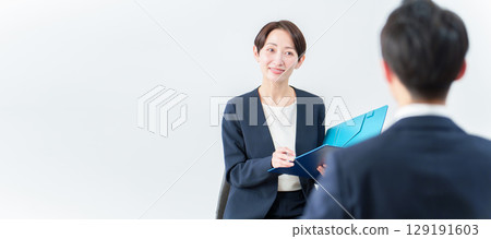 接受諮詢的商務人士 接受諮詢的商務人士 129191603