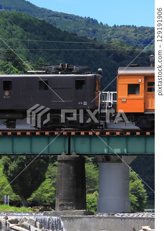 An EL express train pulled by an E101 locomotive runs leisurely on the Oigawa Railway under a summer sky. Photo taken on July 20, 2025 An EL express train pulled by an E101 locomotive runs leisurely on the Oigawa Railway under a summer sky. Photo taken on July 20, 2025 129191906