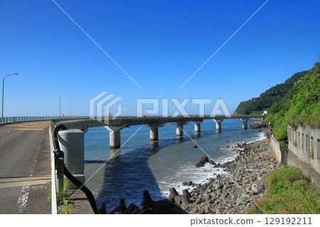 【靜岡縣奧澤海岸】因大規模坍塌而廢棄的石部隧道和新建成的石部海橋 129192211