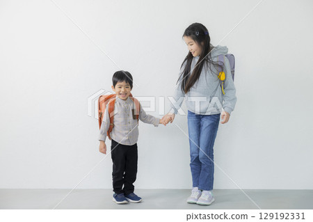 背著書包的小學生 129192331