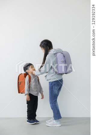 背著書包的小學生 129192334