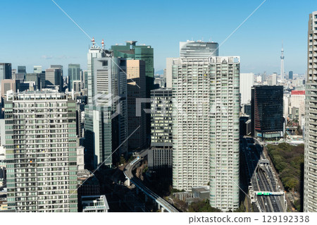 高速公路對面的汐留的建築物 129192338