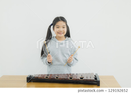 Child practicing xylophone 129192652