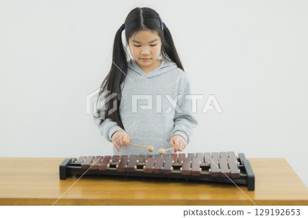 孩子練習木琴 129192653
