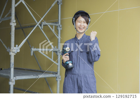 在建築工地工作的年輕女工 129192715
