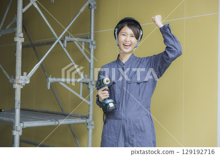 在建築工地工作的年輕女工 129192716