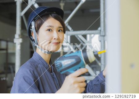 在建築工地工作的年輕女工 129192719