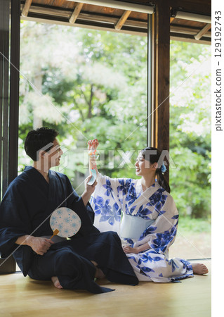 陽台上穿著浴衣的夫婦 129192743