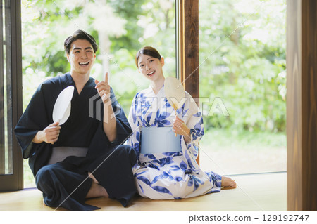 陽台上穿著浴衣的夫婦 陽台上穿著浴衣的夫婦 129192747