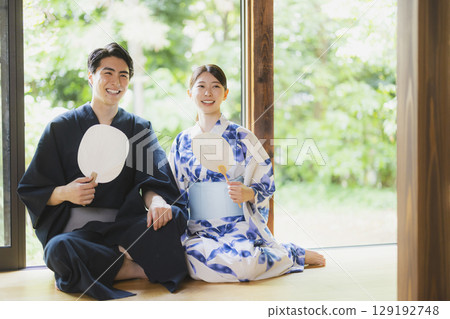 陽台上穿著浴衣的夫婦 129192748