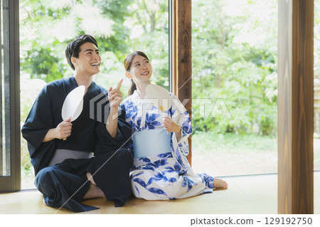陽台上穿著浴衣的夫婦 陽台上穿著浴衣的夫婦 129192750