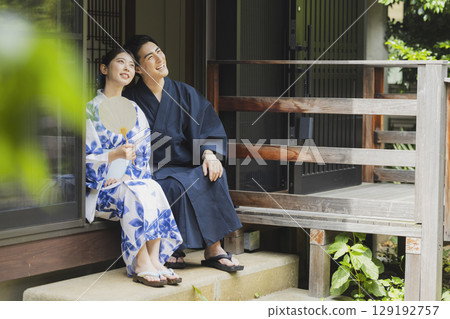 穿浴衣的男人和女人 129192757