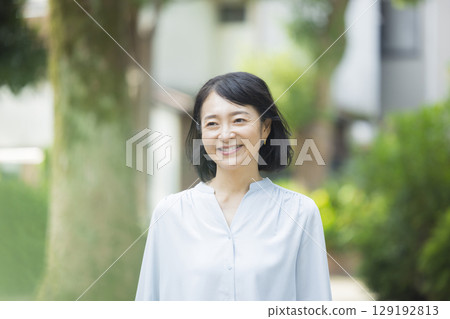 公園裡的中年婦女 129192813