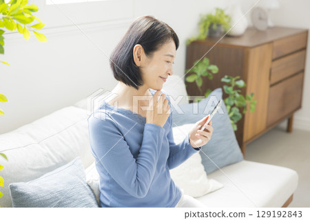 使用智能手機的中間女人 129192843