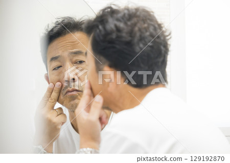 照鏡子的中年男子 129192870