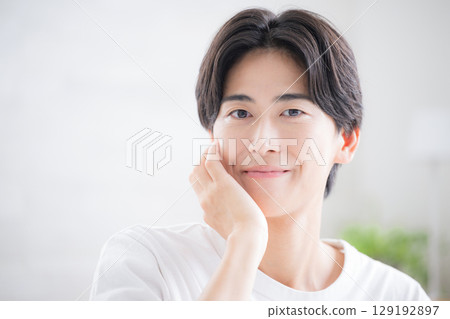 體驗水潤肌膚的中年男士 - 保濕保養品特寫 129192897