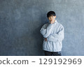 年輕人在床上使用智慧型手機 129192969