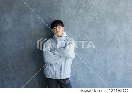 Young man using smartphone in bed 129192972