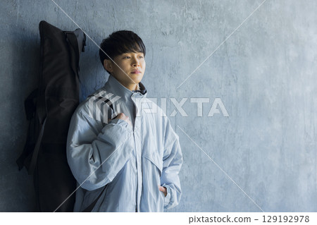 年輕人在床上使用智慧型手機 年輕人在床上使用智慧型手機 129192978