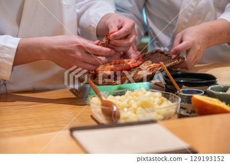 [#Japanese restaurant] A chef peeling shrimp 129193152