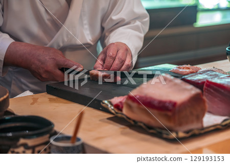 [#Japanese restaurant] Chef's hands 129193153