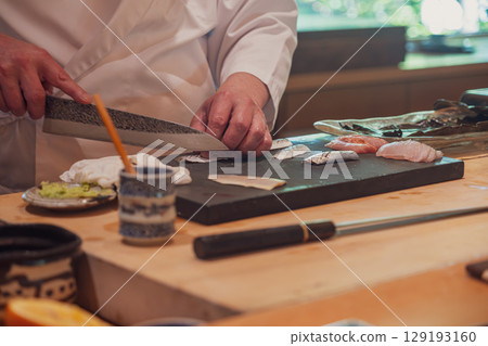 [#Japanese restaurant] Chef's hands 129193160