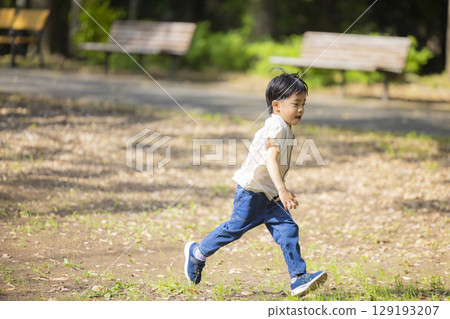 穿著 Polo 衫的孩子和男人在公園裡玩耍 穿著 Polo 衫的孩子和男人在公園裡玩耍 129193207