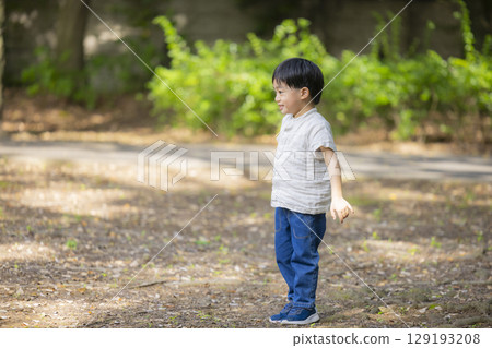 穿著 Polo 衫的孩子和男人在公園裡玩耍 穿著 Polo 衫的孩子和男人在公園裡玩耍 129193208