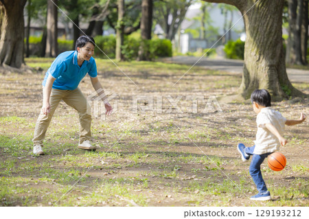 Children and men in polo shirts playing in the park 129193212
