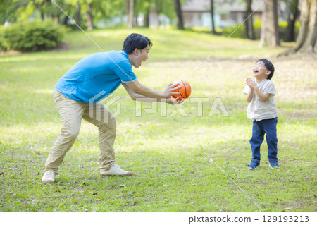 Children and men in polo shirts playing in the park Children and men in polo shirts playing in the park 129193213