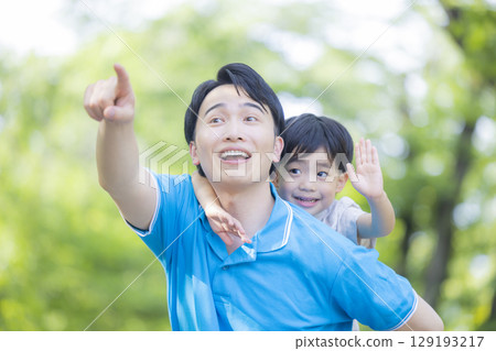穿著 Polo 衫的孩子和男人在公園裡玩耍 129193217