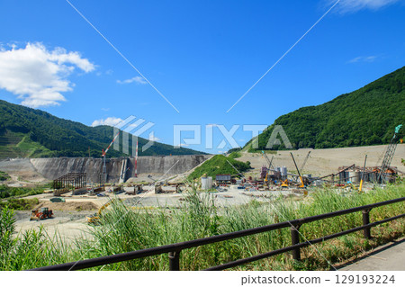 2025 年 8 月，從秋田縣上游觀景台看到的大壩建設現場 129193224