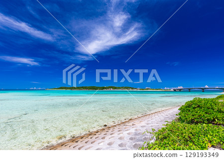 偏遠島嶼的藍色大海和天空 129193349