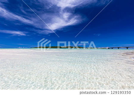 偏遠島嶼的藍色大海和天空 129193350