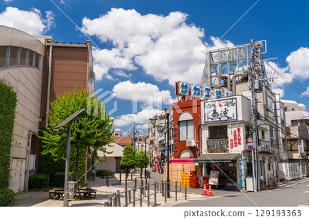 Shiinamachi, Tokyo's downtown under the summer sky 129193363