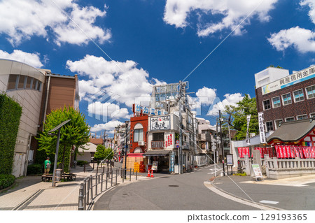 夏日天空下的東京市中心椎名町 129193365