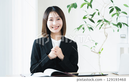 從事銷售活動的年輕女子 129193468