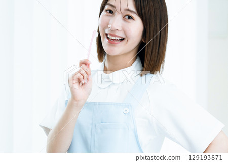 女牙科工作人員指導刷牙 129193871