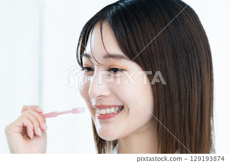 女牙科工作人員指導刷牙 129193874