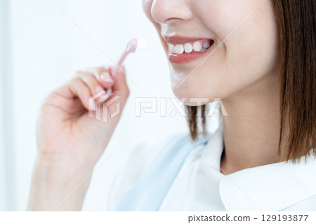 女牙科工作人員指導刷牙 129193877