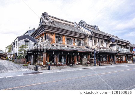 清晨的川越一番街，兩旁是古色古香的倉庫式建築 129193956