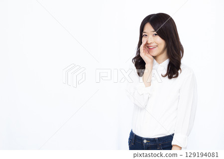 Woman whispering 129194081