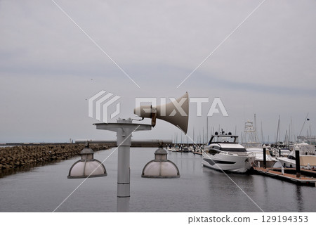 Speakers standing at Yokohama Bayside Marina 129194353