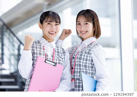 穿著醫務人員制服的女人的畫像 129194397