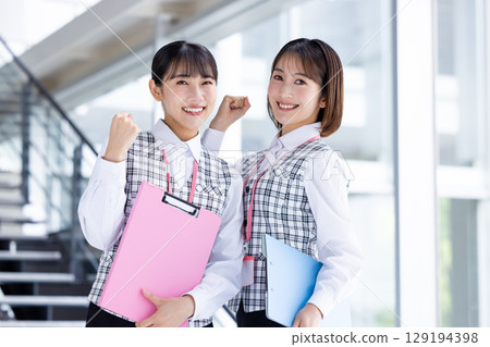 穿著醫務人員制服的女人的畫像 129194398